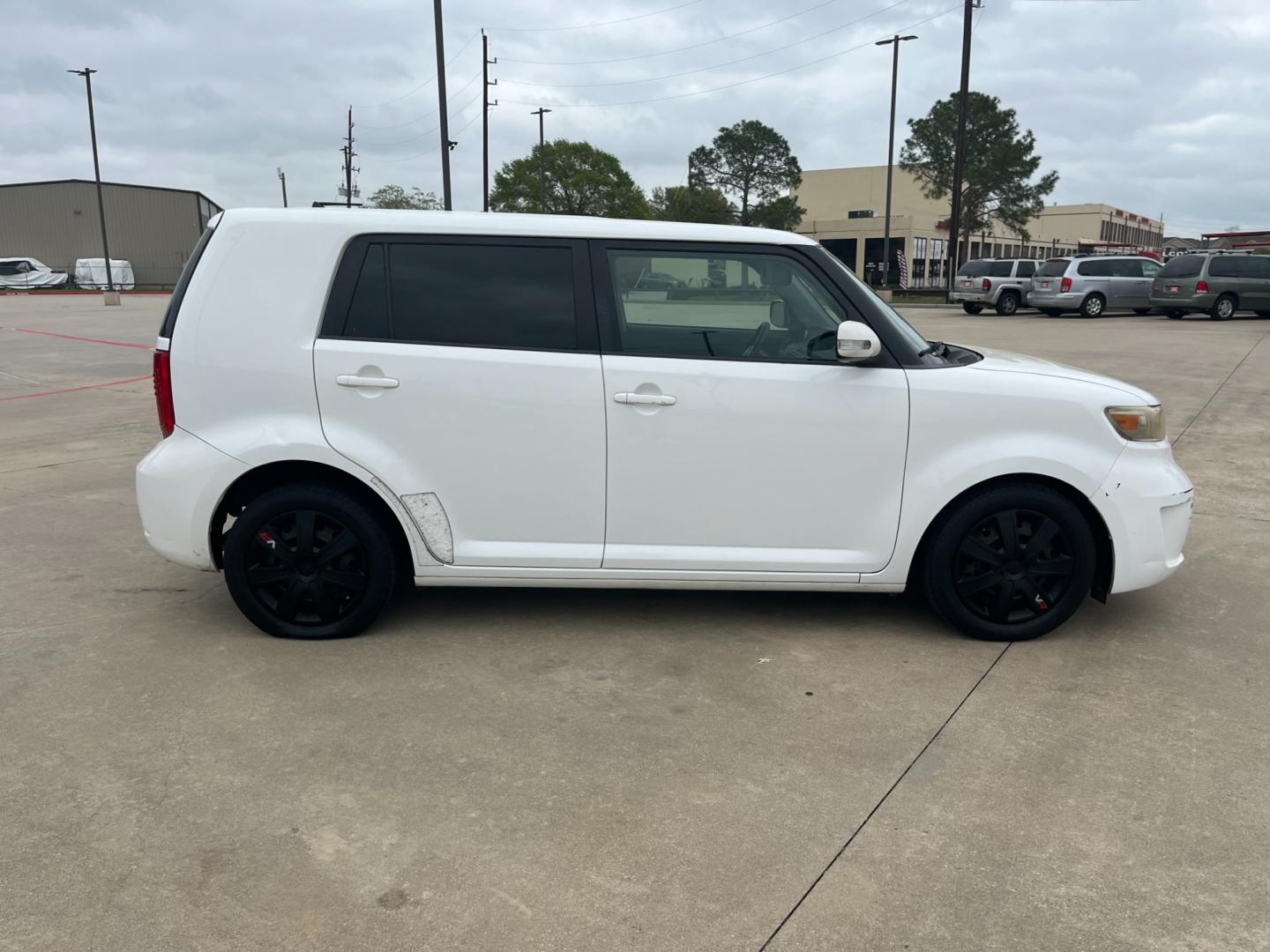 2009 white /black Scion xB Wagon (JTLKE50E591) with an 2.4L L4 DOHC 16V engine, Automatic transmission, located at 14700 Tomball Parkway 249, Houston, TX, 77086, (281) 444-2200, 29.928619, -95.504074 - Photo#7